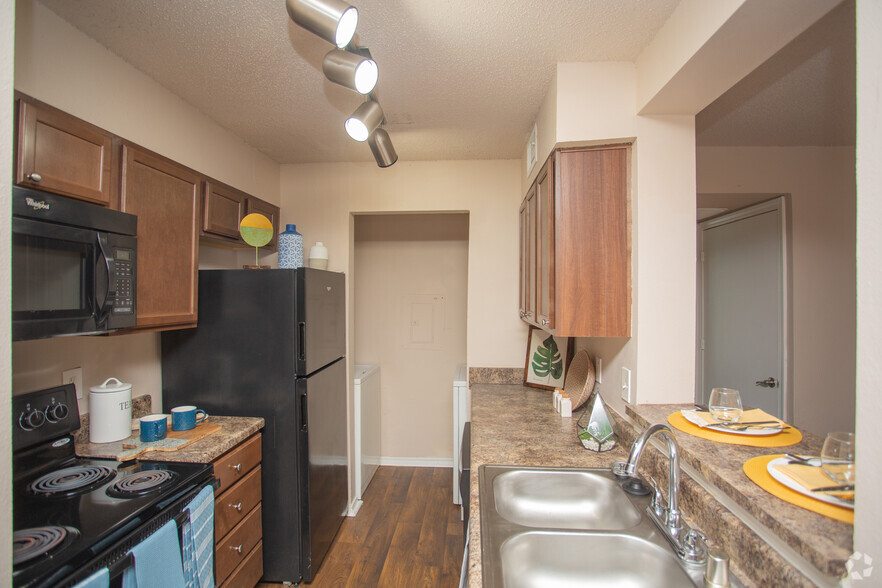 2BR, 1BA - 797SF - E - Fountains of Rosemeade