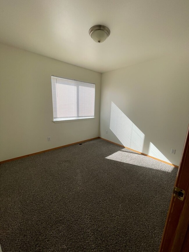 Building Photo - Pet Friendly Townhome in South Kalispell!