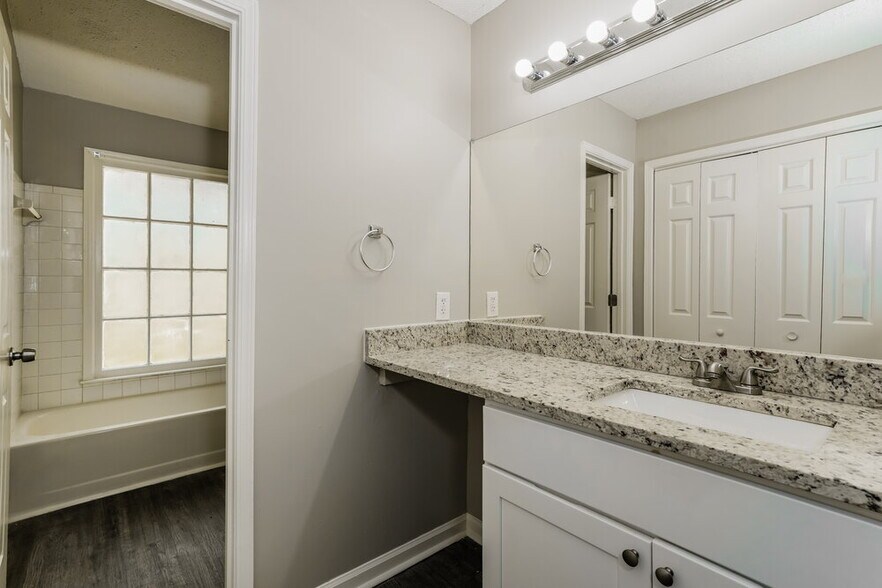 Building Photo - 3133 Glen Hollow Dr
