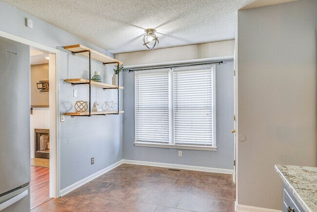 Building Photo - 3 Bedroom Dog Friendly Home For Rent Near St. B Area!