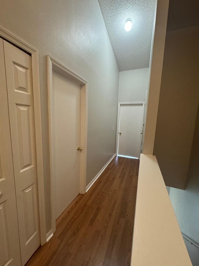 Building Photo - SPACIOUS, BEAUTIFUL 3 BEDROOM 2.5 BATH TOW...