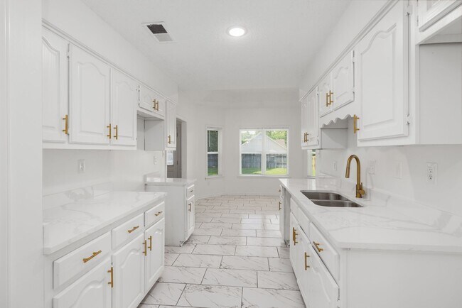 Building Photo - 3 Bedroom, 2 bath with a bonus room near B...
