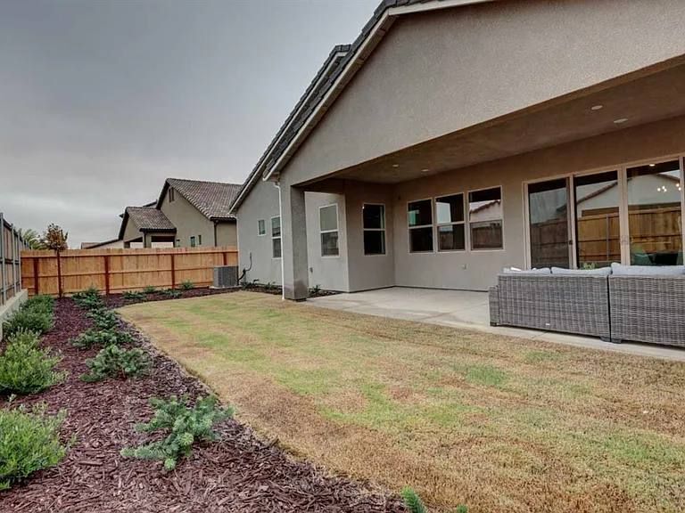Building Photo - 935 Talus Wy S