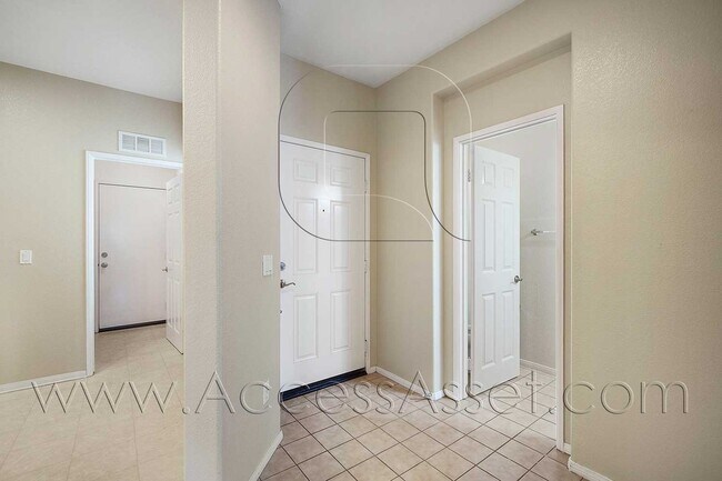 Building Photo - Beautiful 3 Bed / 2.5 Bath Townhouse In Vi...