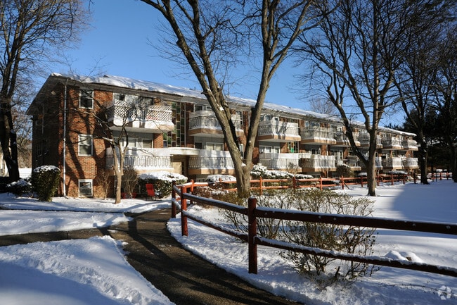 Primary Photo - Royal Garden Apartments