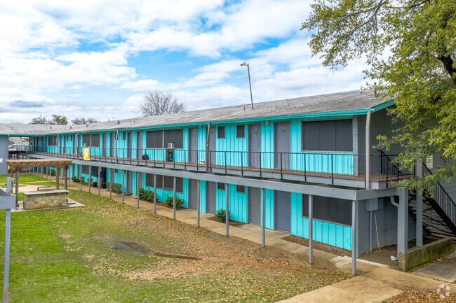 Building Photo - Landmark Apartments