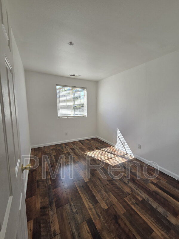 Building Photo - 421 Holcomb Ave