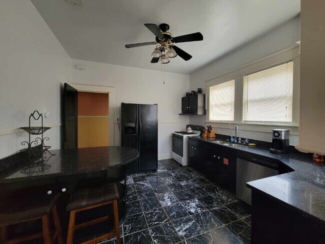 Building Photo - Historic home 2/1 for rent! Fully furnished