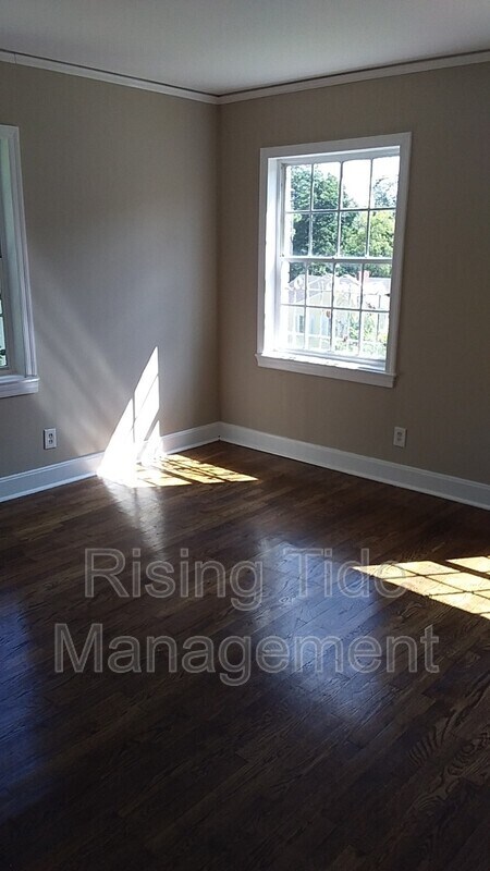 Building Photo - 229 Pinewood Ave