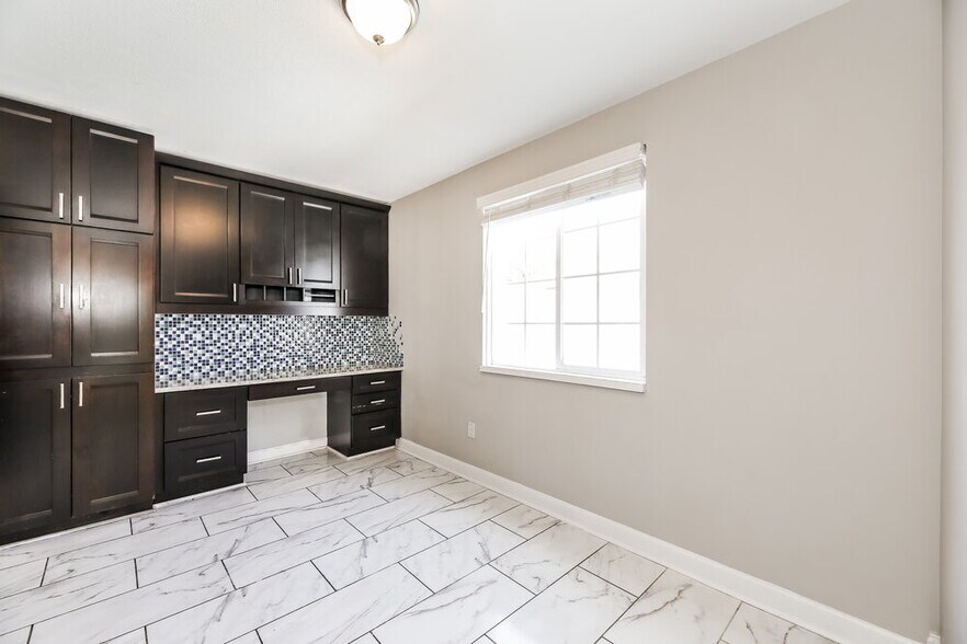 Building Photo - 3013 Hampstead Dr