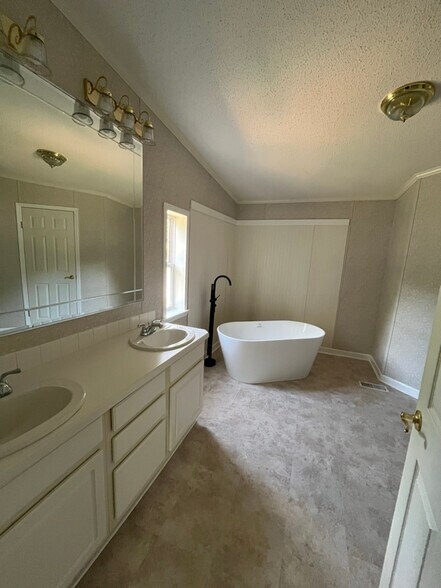 Building Photo - 16 Madison Dr