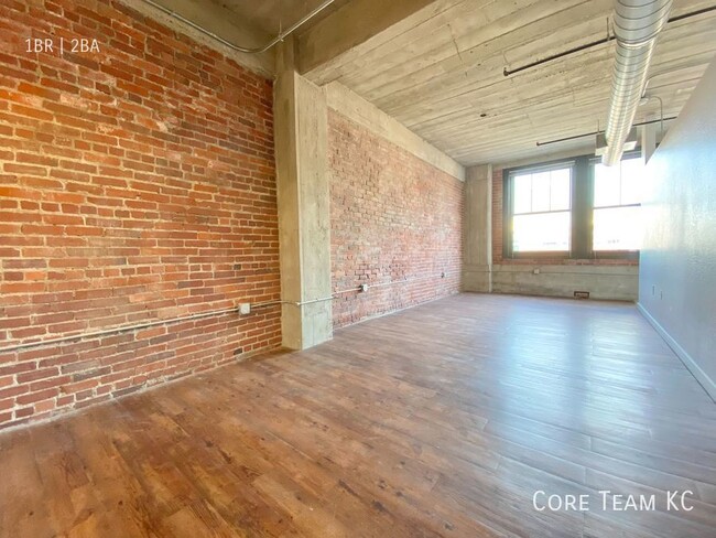 Building Photo - Renovated 1 Bed + Bonus Room in Downtown!