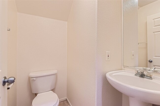 Building Photo - EXQUISITE 3-Bedroom Home - Modern Amenitie...