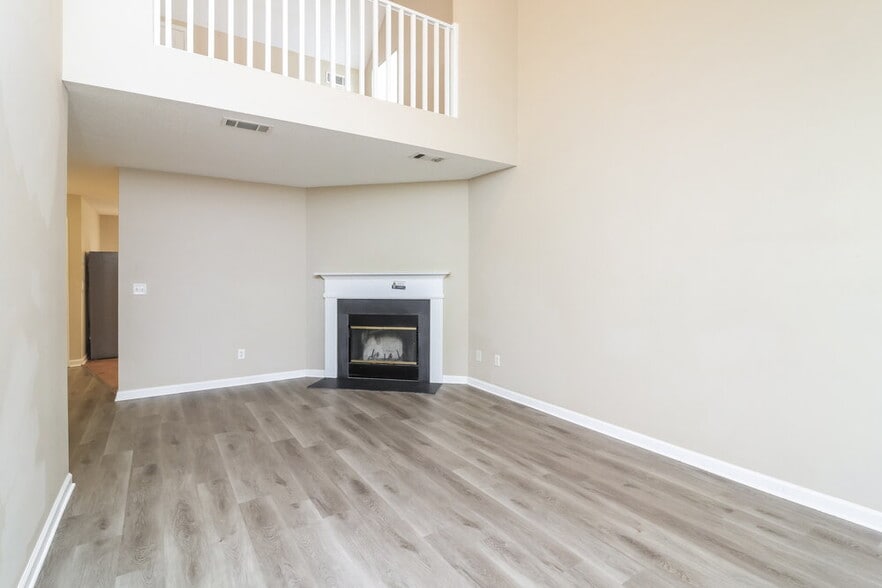 Building Photo - 3695 Longview Dr