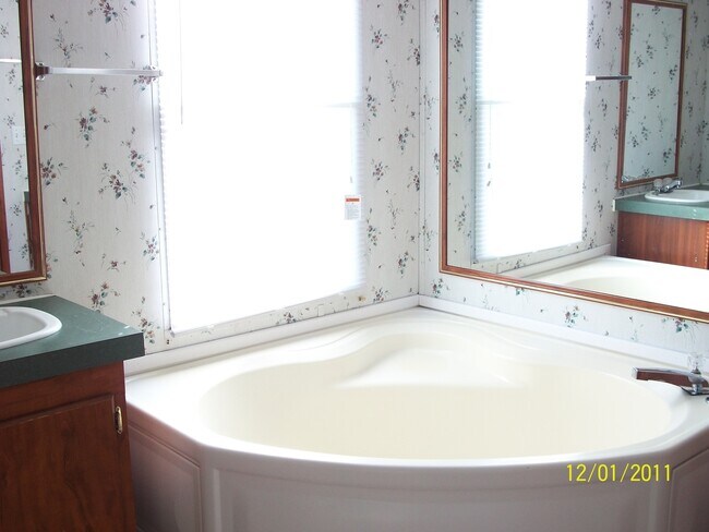 Building Photo - 3 bedroom, 2 bath, large bonus room, large covered porch, mobile home