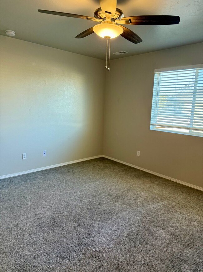 Building Photo - Great location, 3 bedroom two bath home fo...