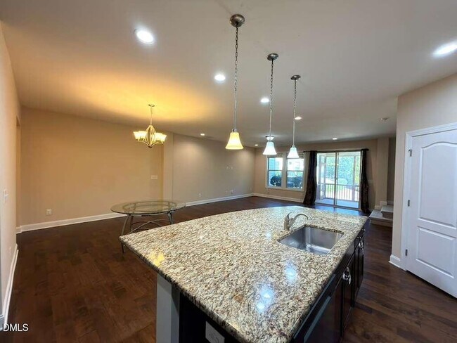 Building Photo - 305 Alamosa Pl