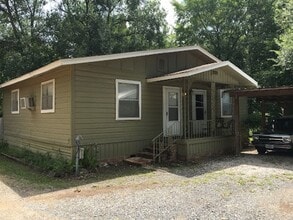 Building Photo - Chapman Hills