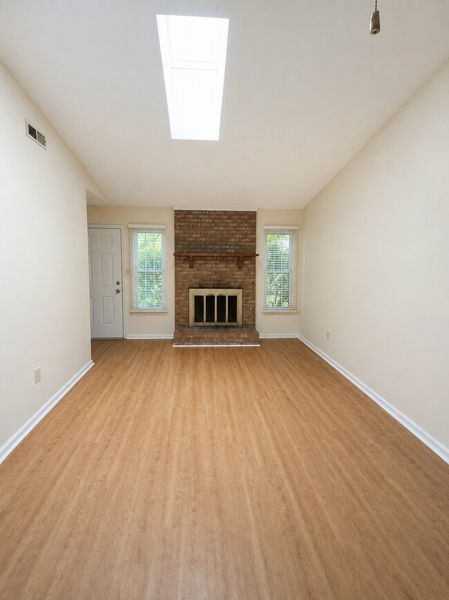 Building Photo - 114 Pine Crest Dr