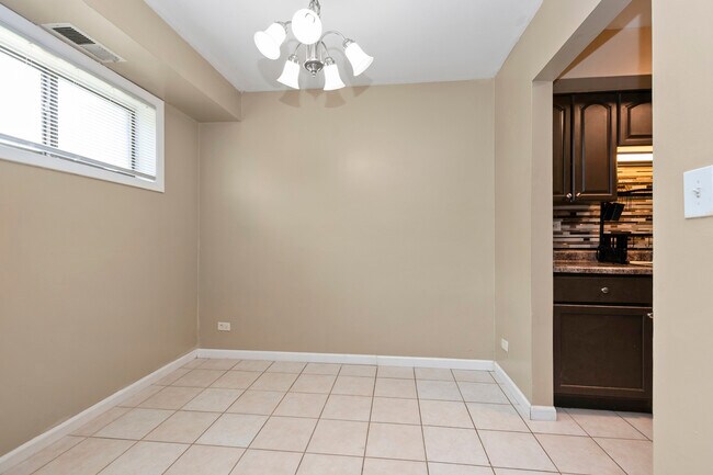 Building Photo - 2214 Country Club Dr