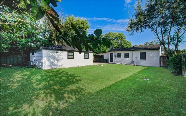 Building Photo - 7530 Park Pl Blvd