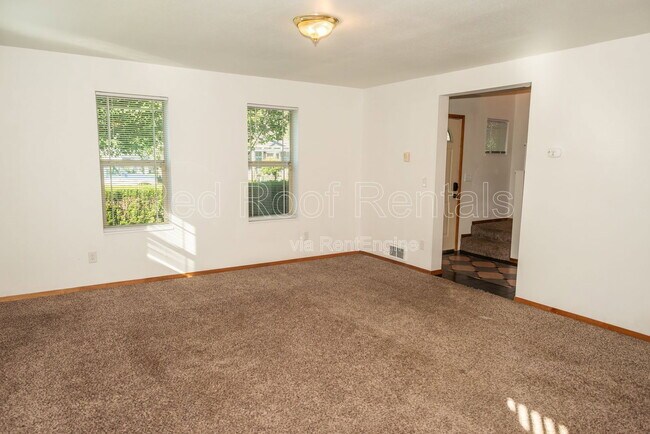 Building Photo - 211 Varner Ave NE