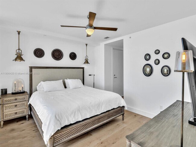 Building Photo - 1300 Brickell Bay Dr