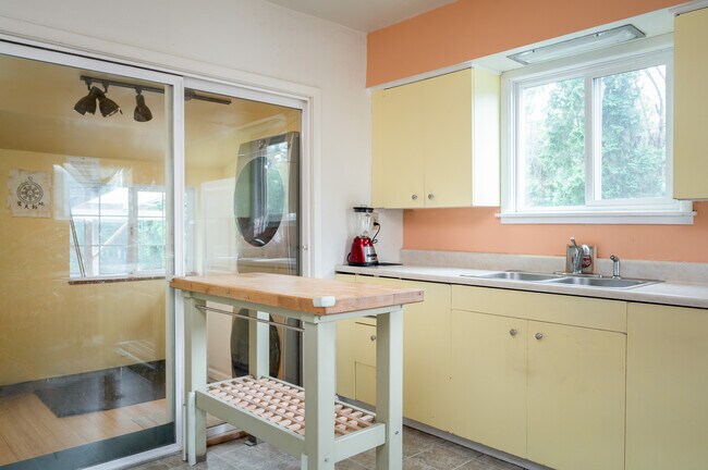 Building Photo - 1040 NE 78th Ave