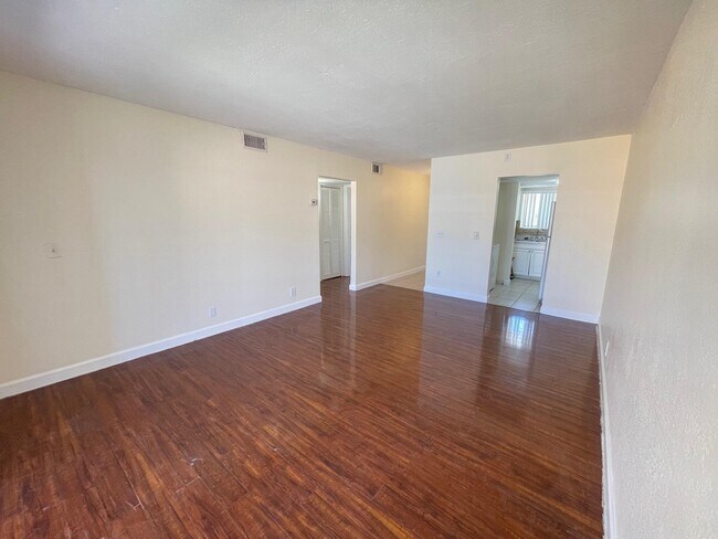 Building Photo - 1501 Crescent Cir