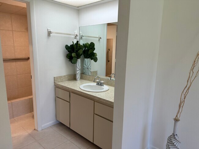 Building Photo - 142 Palm Dr