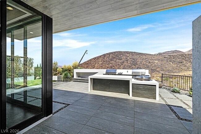 Building Photo - 692 Scenic Cliff Dr