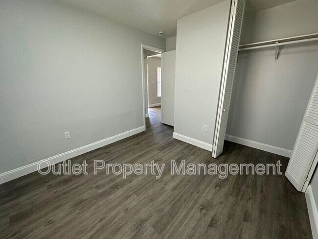 Building Photo - 7526 University Garden Dr
