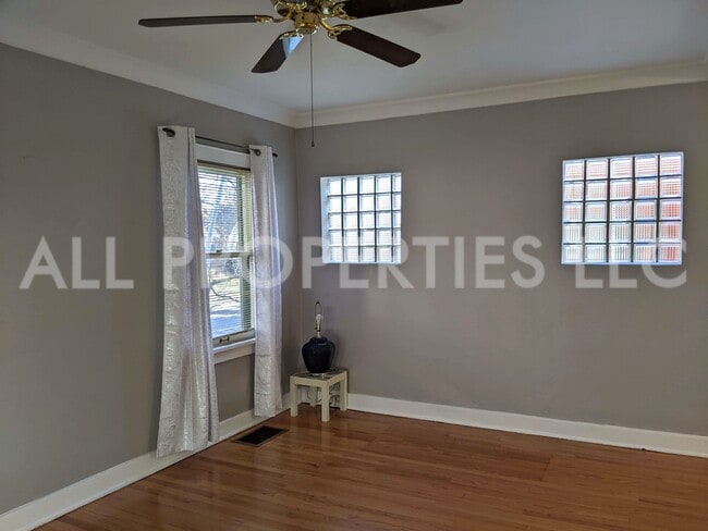 Building Photo - 557 S Race St