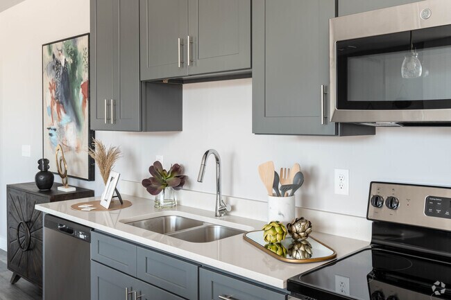 Interior Photo - 25 E Philadelphia Street