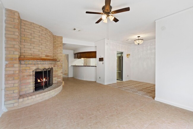 Building Photo - 10728 Briar Forest Dr