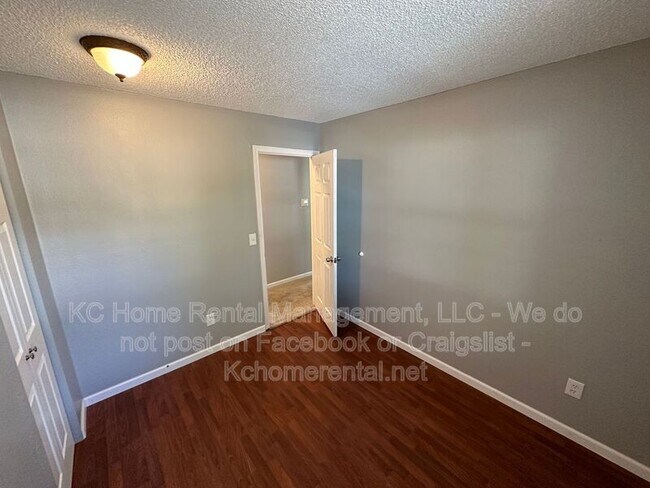 Building Photo - 1201 Golfview Dr