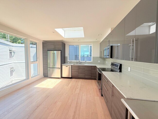 Building Photo - North Capitol Hill Townhome