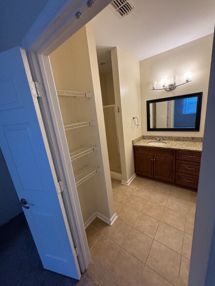 Building Photo - 310 Primrose Ln