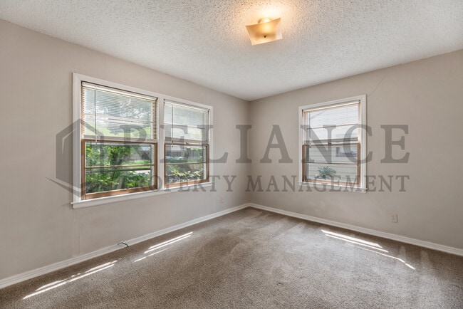 Building Photo - 607 S Christine Ave