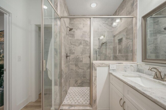 Building Photo - 667 Red Fern Rd