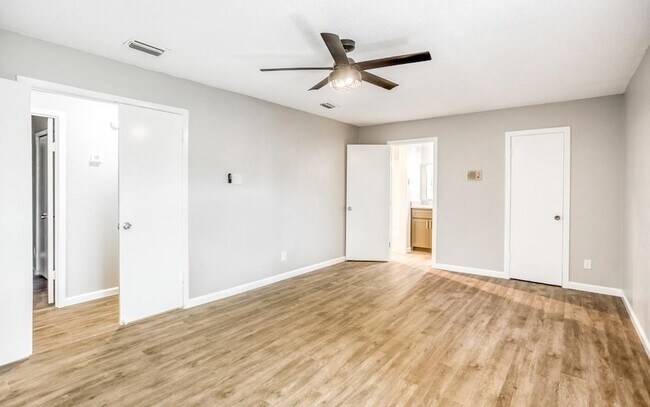 Building Photo - 1802 Hillcrest Dr
