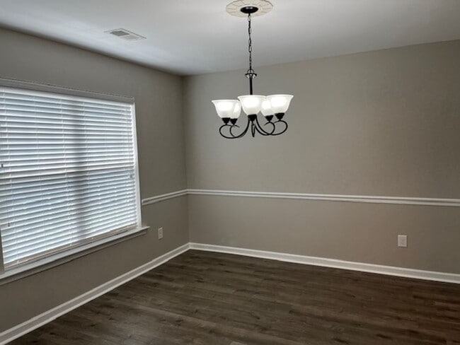 Building Photo - ~~ Very Appealing Ranch Style Home  ~~