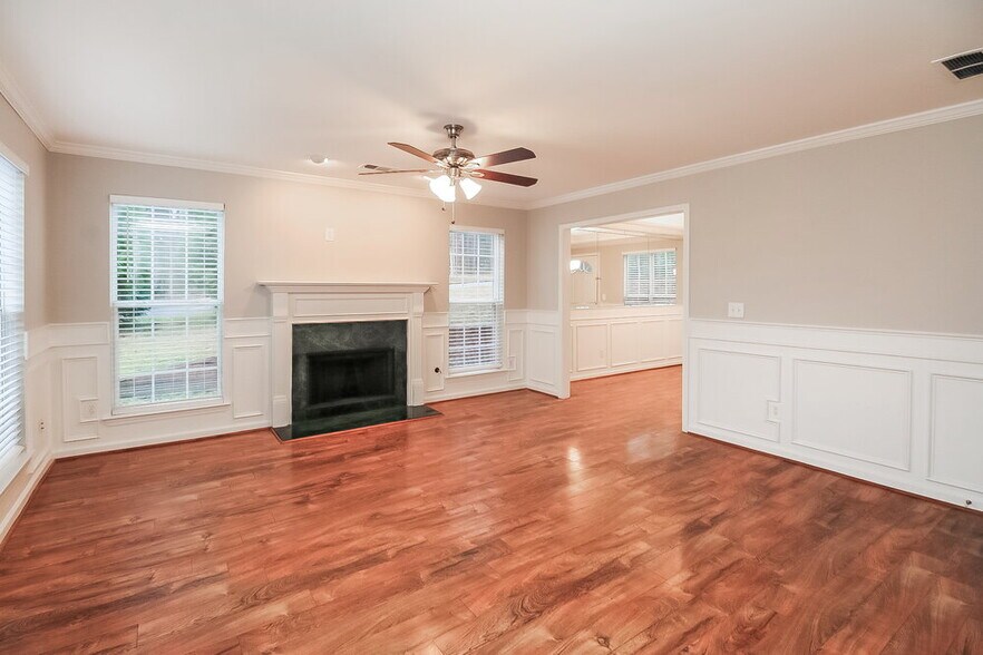 Building Photo - 9599 Rollinghills Dr