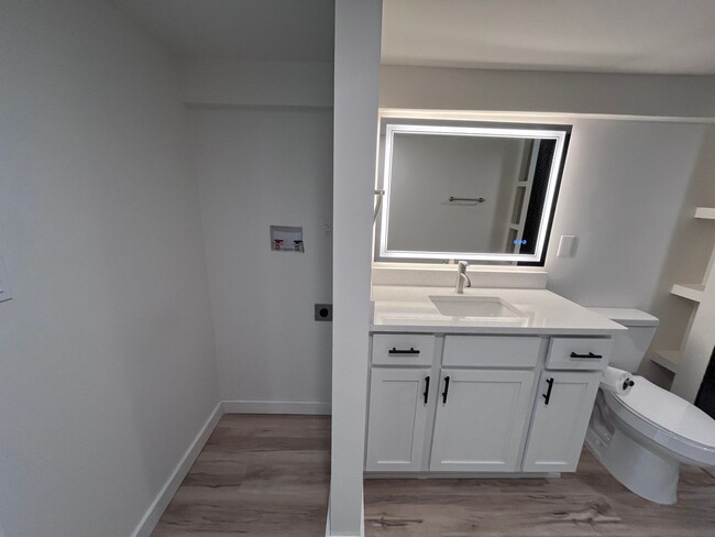 Building Photo - Just renovated! Stunning High-End Finishes!
