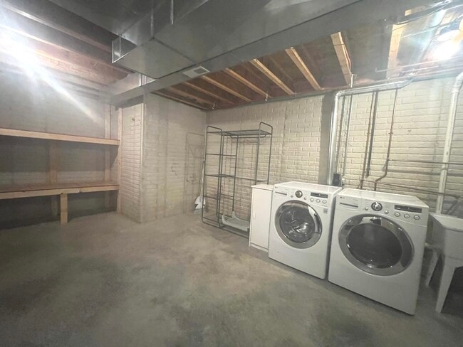 Building Photo - 909 Wartburg Dr