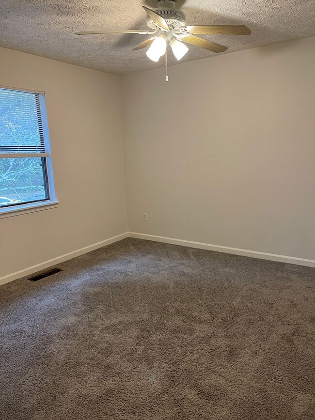 Building Photo - 2 bedroom duplex on cul-de-sac in McDonough