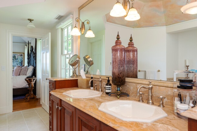 Building Photo - 3 Barclay Sq