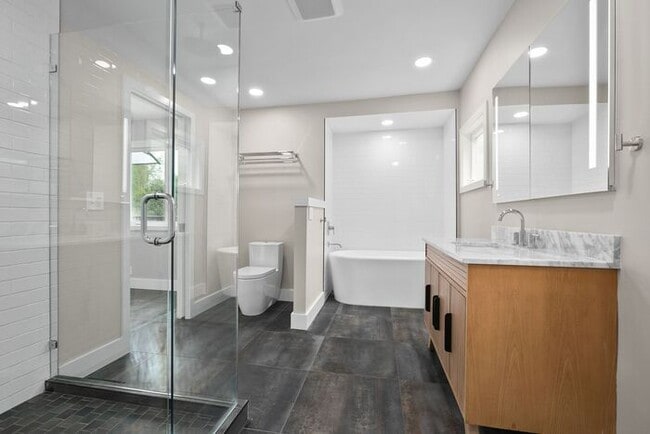 Building Photo - Gorgeous Remodeled West Seattle Craftsman w/ Air Conditioning