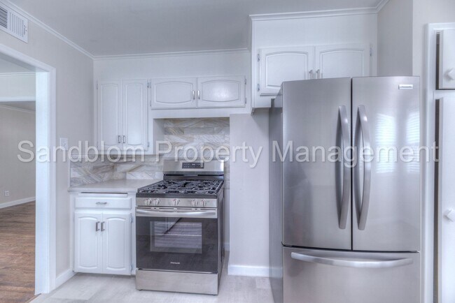 Building Photo - For Lease | $1300 Rent | Available Now!