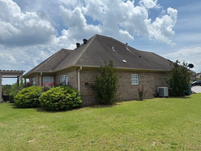 Building Photo - ***Special*** 50% Off the First Month Rent...